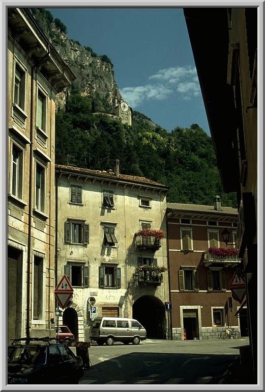 Im Blick das Wallfahrtskirchlein Santuario di Monte Albano