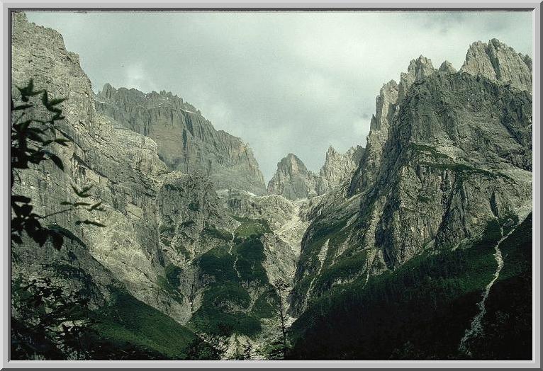 Einige Zeit, nachdem man die Rif. Altissimo hinter sich gelassen hat. Der Aufstieg führt rechts der Felsen hinauf.