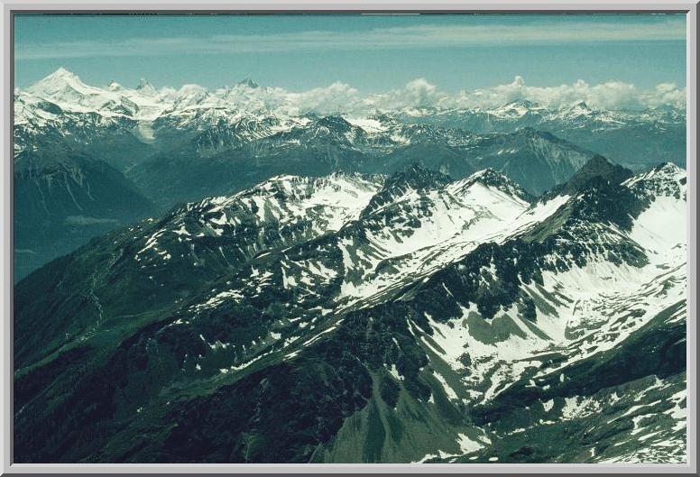 Hockenhornpanorama südlicher Richtung, links am Horizont das Weißhorn, im mittleren Bildteil Niwen und Faldumrothorn