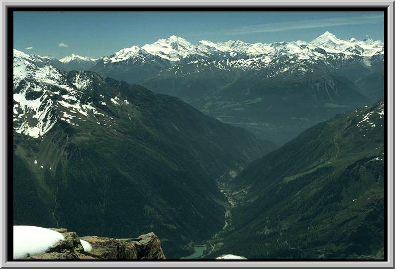 Das Lötschental in Richtung Gantersteg, am Horizont das Weißhorn