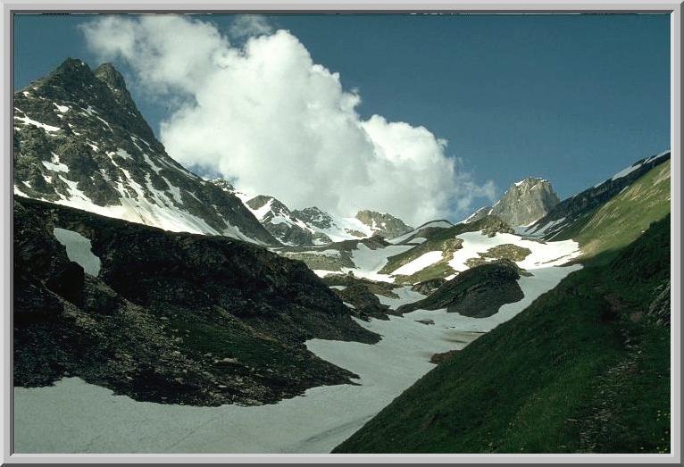 Der Weg führte an der linken Bergflanke des Ferdenrothorn entlang.