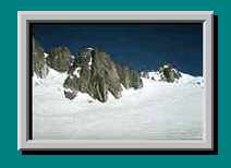 Nord-Ost Wände des Mont Blanc du Tacul, im Hintergrund Aiguille du Midi